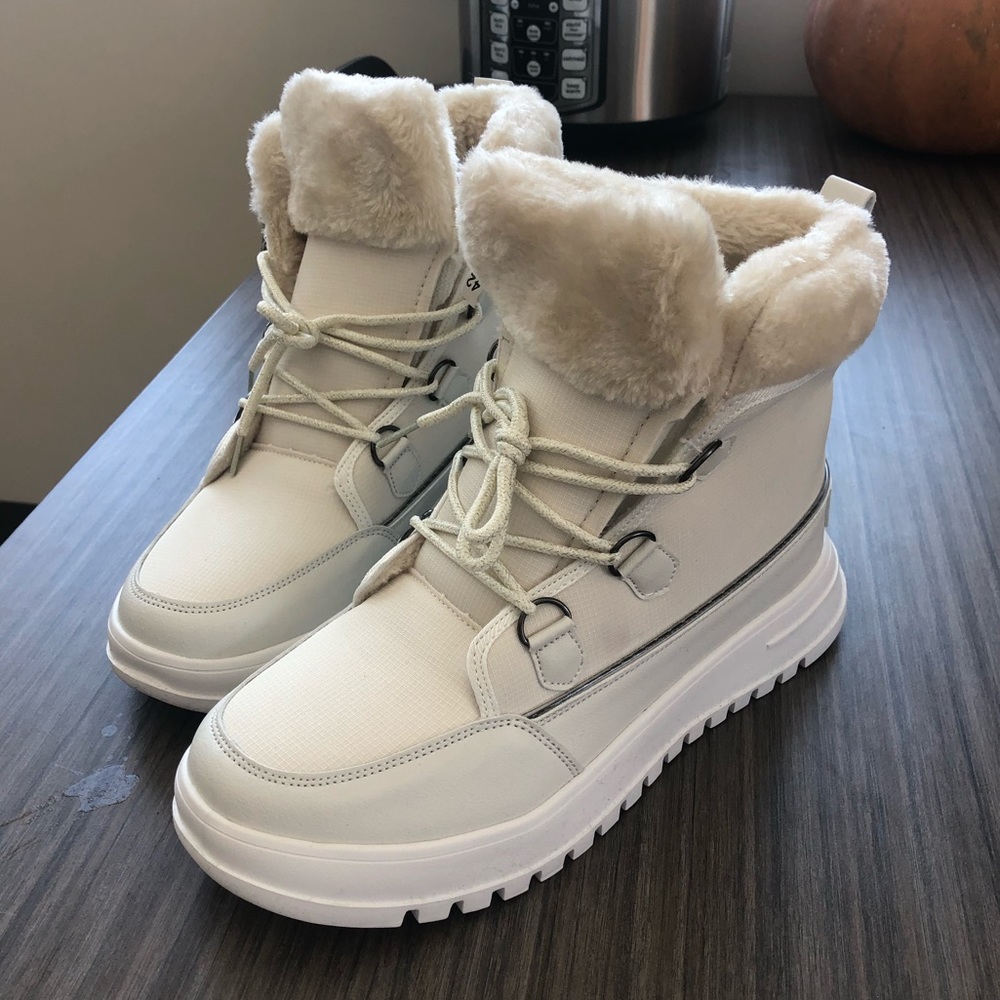 Women’s Winter Boots Never Worn